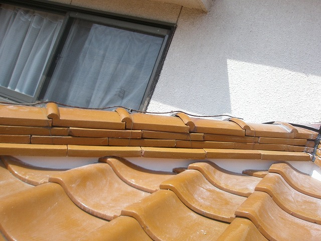 新しい漆喰を詰め直した棟の下